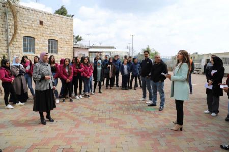 المدرسة الثانوية في طرعان تستقبل الطلاب الجدد